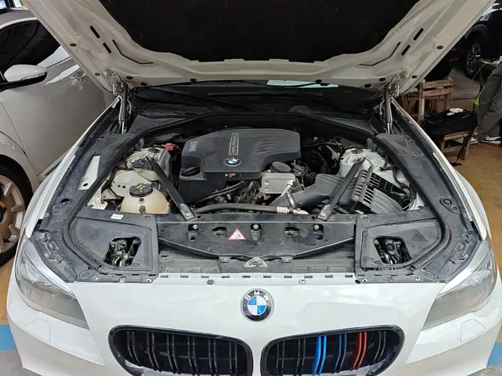 BMW 5 Series 2015 — фото 20