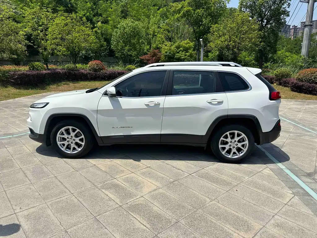 Jeep Cherokee 2017 — фото 13