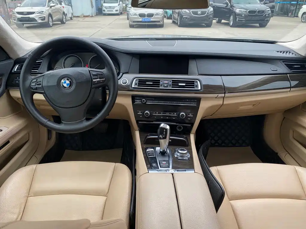 BMW 7 Series 2012 — фото 12