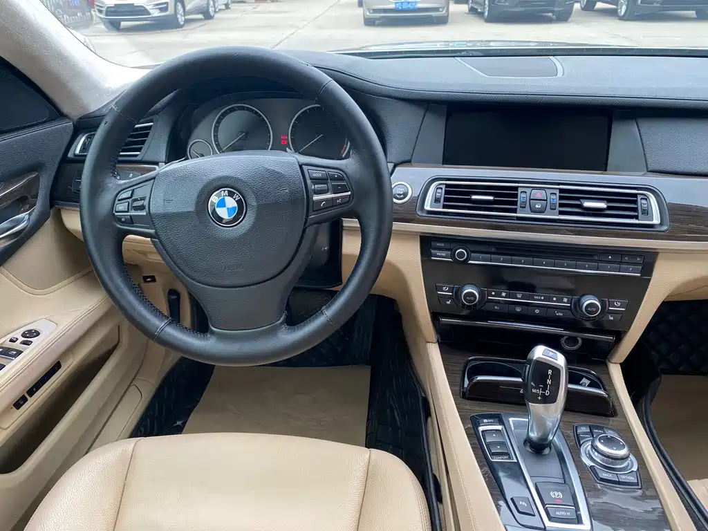 BMW 7 Series 2012 — фото 11