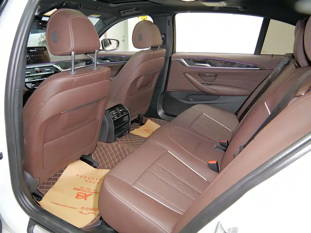 BMW 5 Series 2022 — фото 16