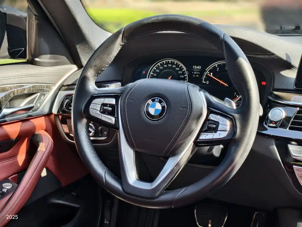 BMW 5 Series 2018 — фото 11