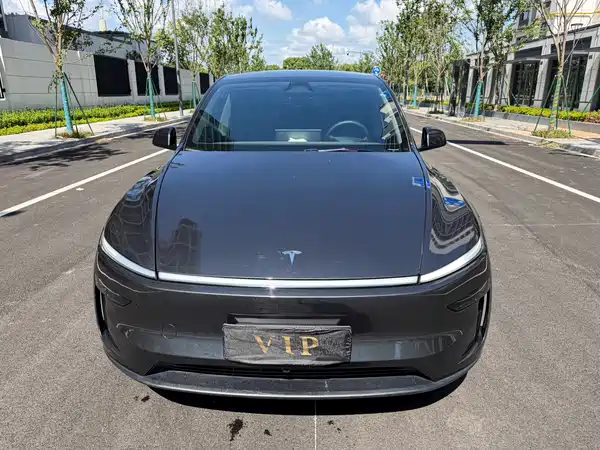 Tesla Model Y 2025