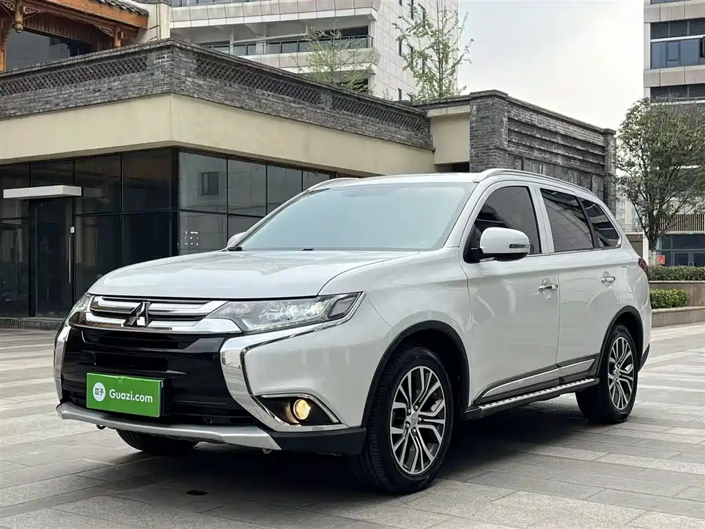 Mitsubishi Outlander 2018 — фото 1