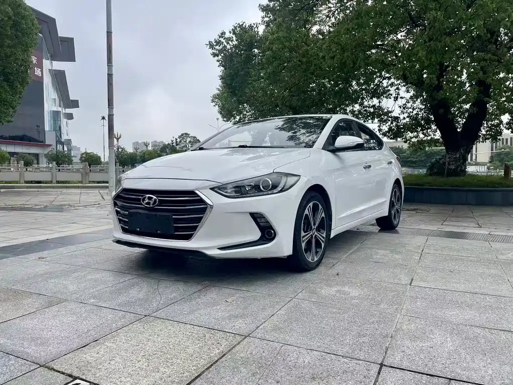 Hyundai Elantra 2018 — фото 1