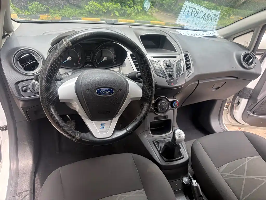Ford Fiesta 2014 — фото 13