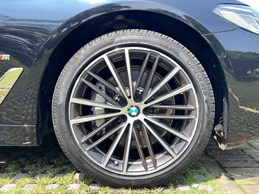 BMW 5 Series 2021 — фото 23