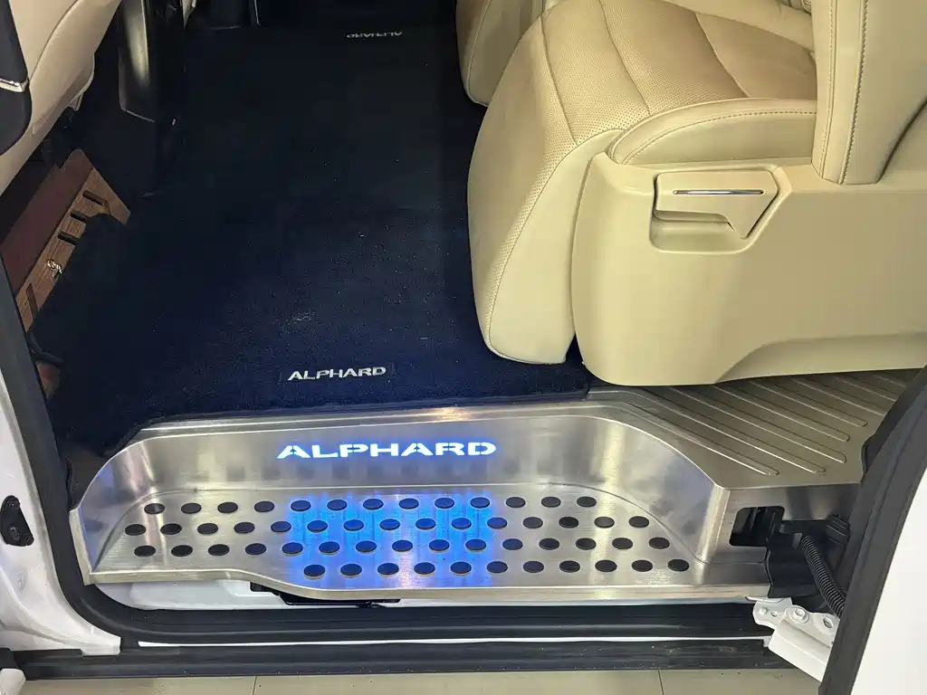 Toyota Alphard 2023 — фото 25