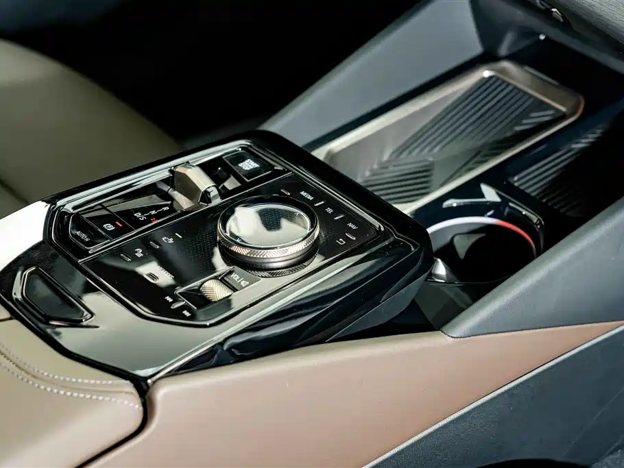 BMW 5 Series 2024 — фото 19