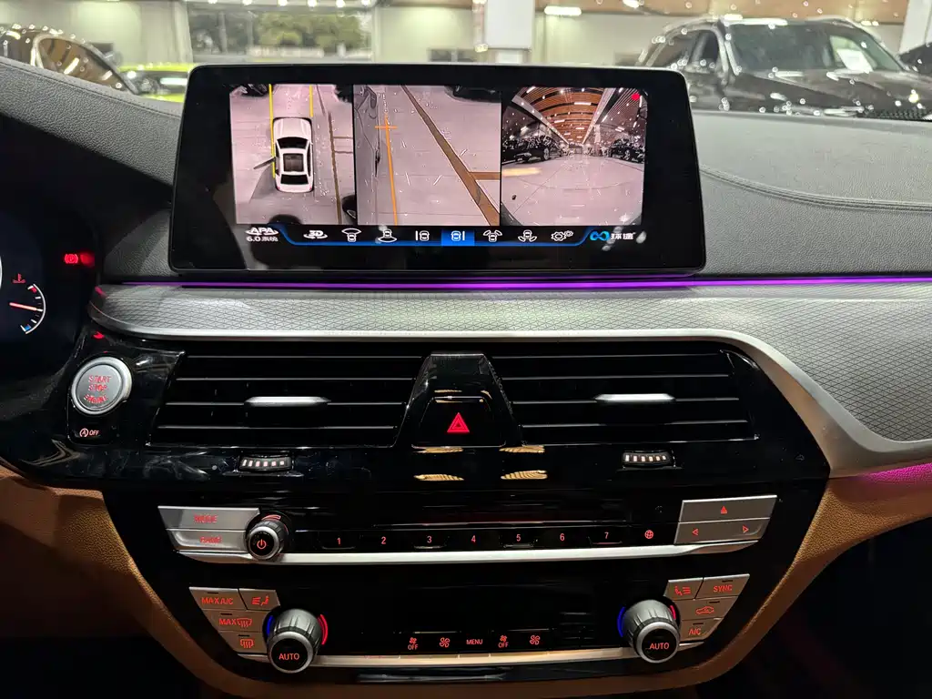 BMW 5 Series 2019 — фото 10