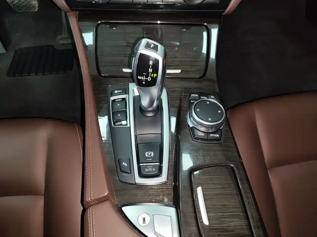 BMW 5 Series 2015 — фото 12