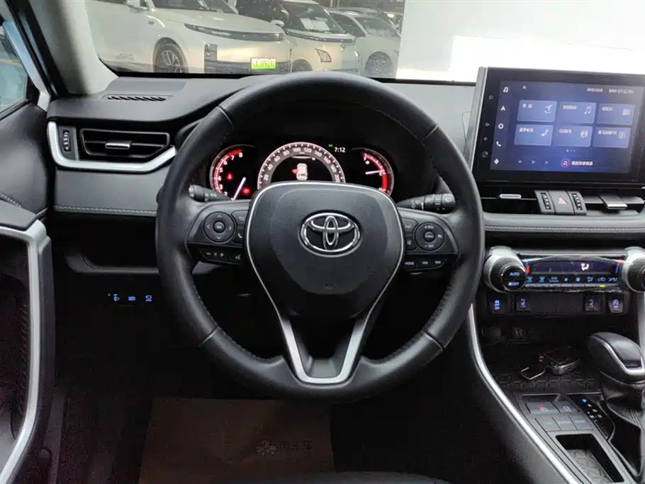 Toyota RAV4 2023 — фото 14