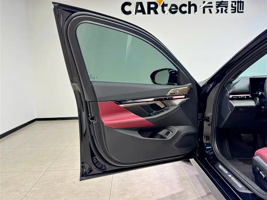 BMW 5 Series 2025 — фото 17