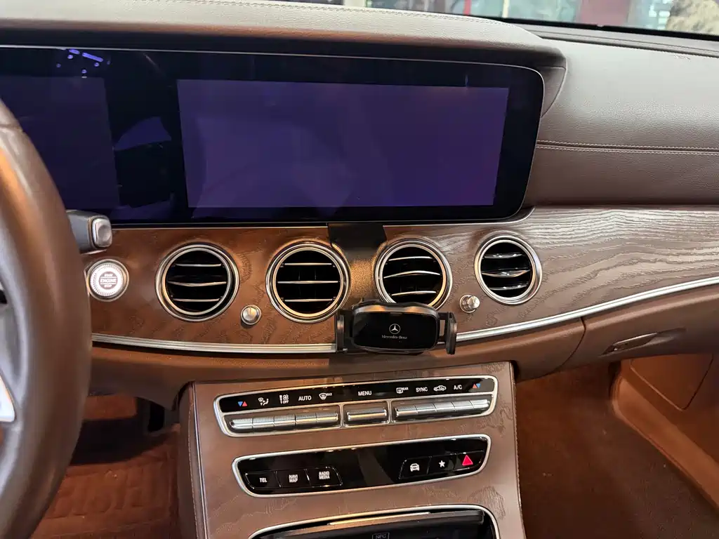 Mercedes-Benz E-Class 2021 — фото 18