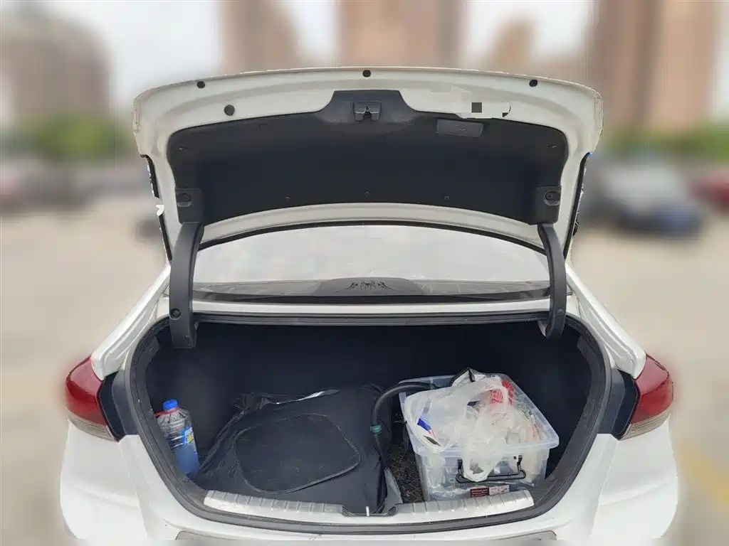 Hyundai Elantra 2018 — фото 10