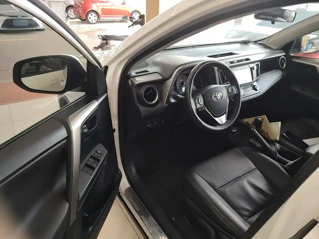 Toyota RAV4 2016 — фото 16
