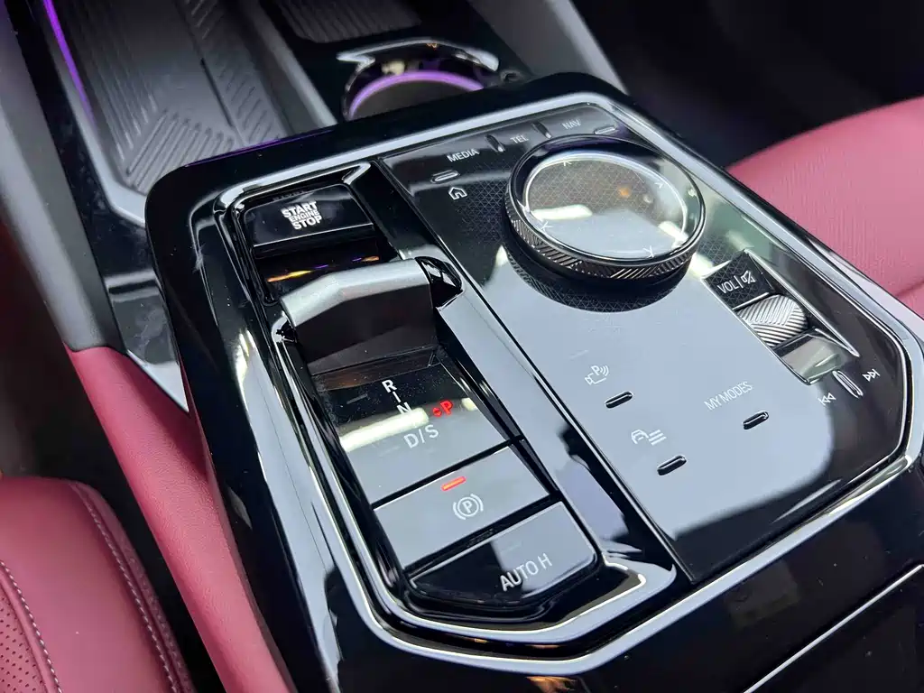 BMW 5 Series 2025 — фото 12