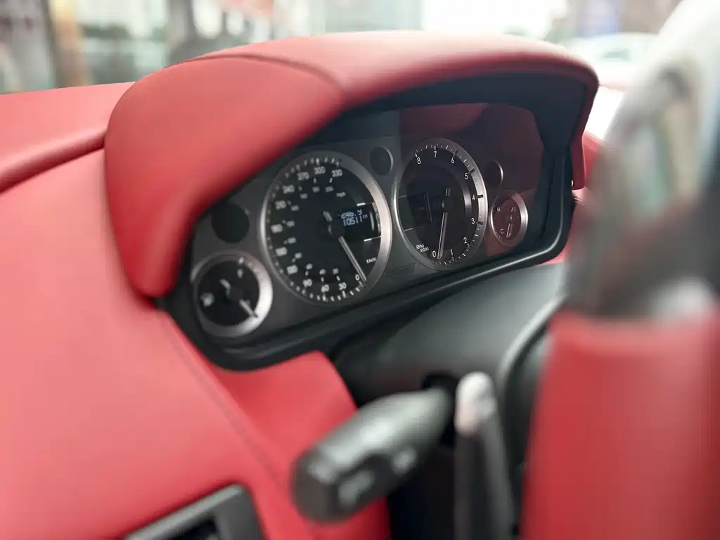 Aston Martin V8 Vantage 2012 — фото 11