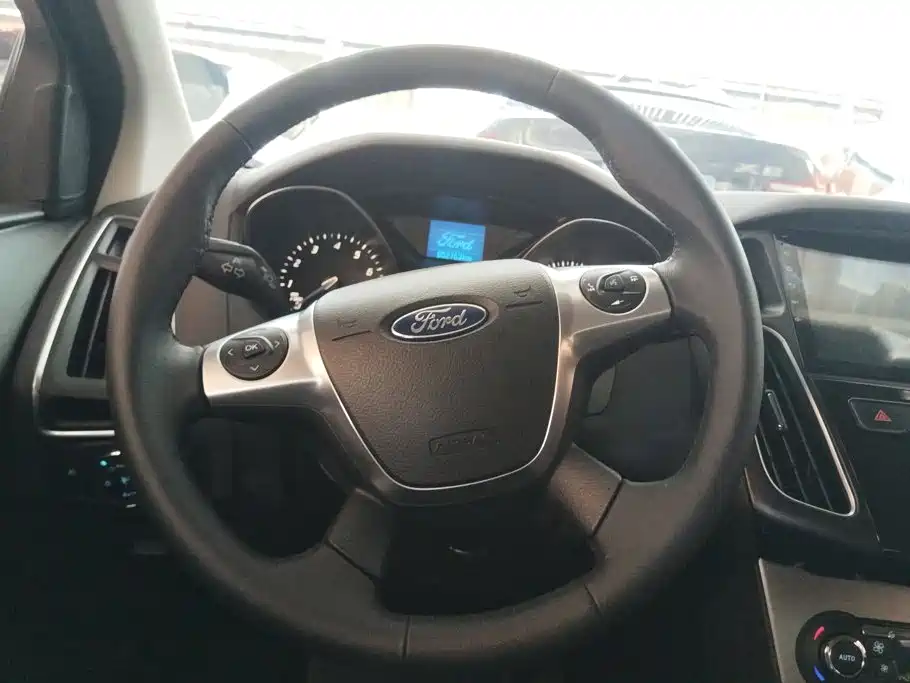 Ford Focus 2015 — фото 15