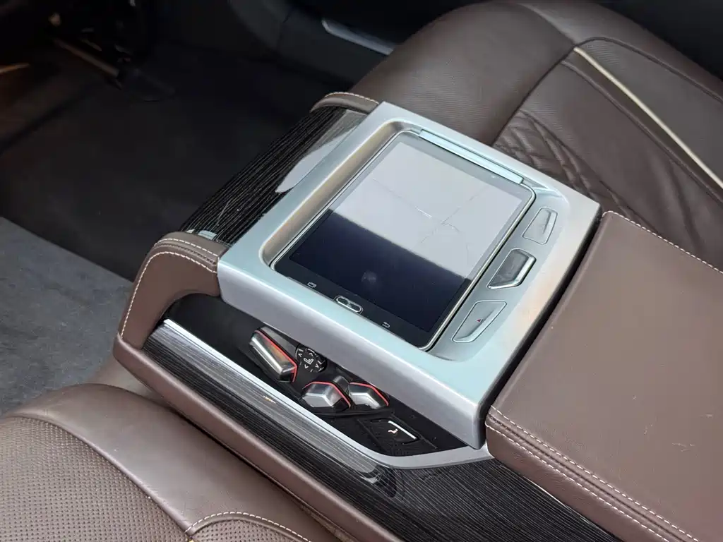 BMW 7 Series 2018 — фото 10