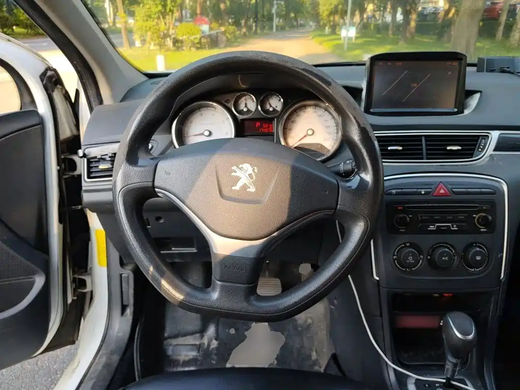 Peugeot 308 2015 — фото 11