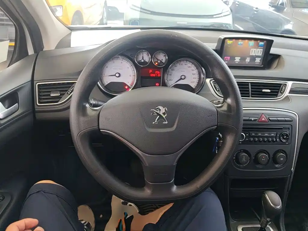 Peugeot 308 2015 — фото 11