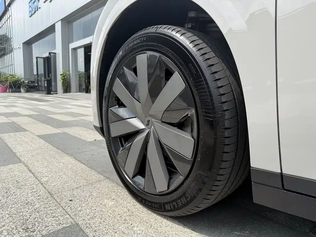 Li Auto i8 2025