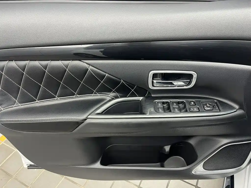 Mitsubishi Outlander 2022 — фото 15
