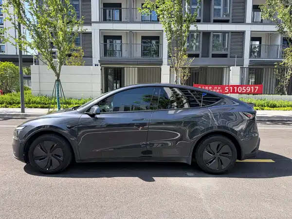 Tesla Model Y 2025