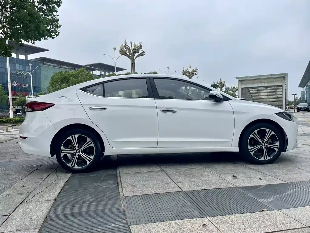 Hyundai Elantra 2018 — фото 7