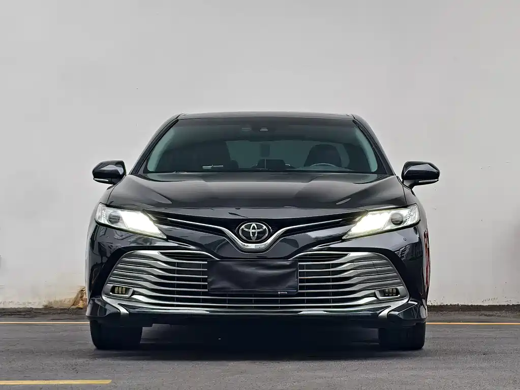 Toyota Camry 2018 — фото 2