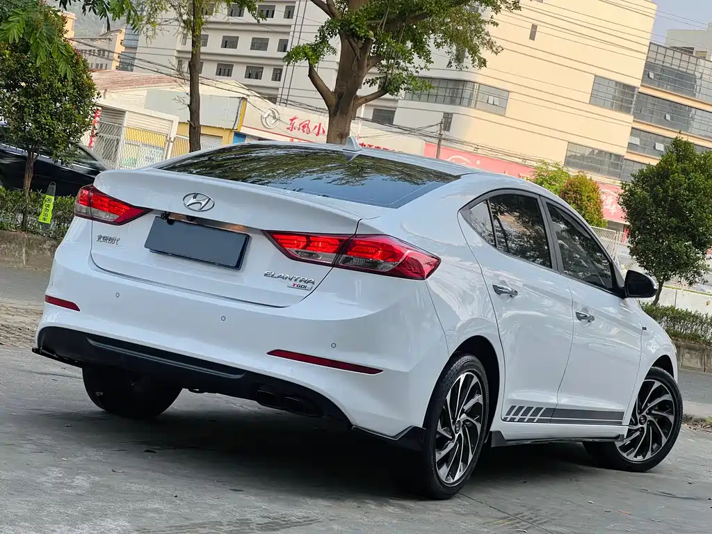 Hyundai Elantra 2019 — фото 6