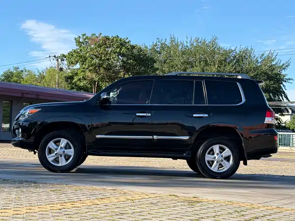 Lexus LX 2013