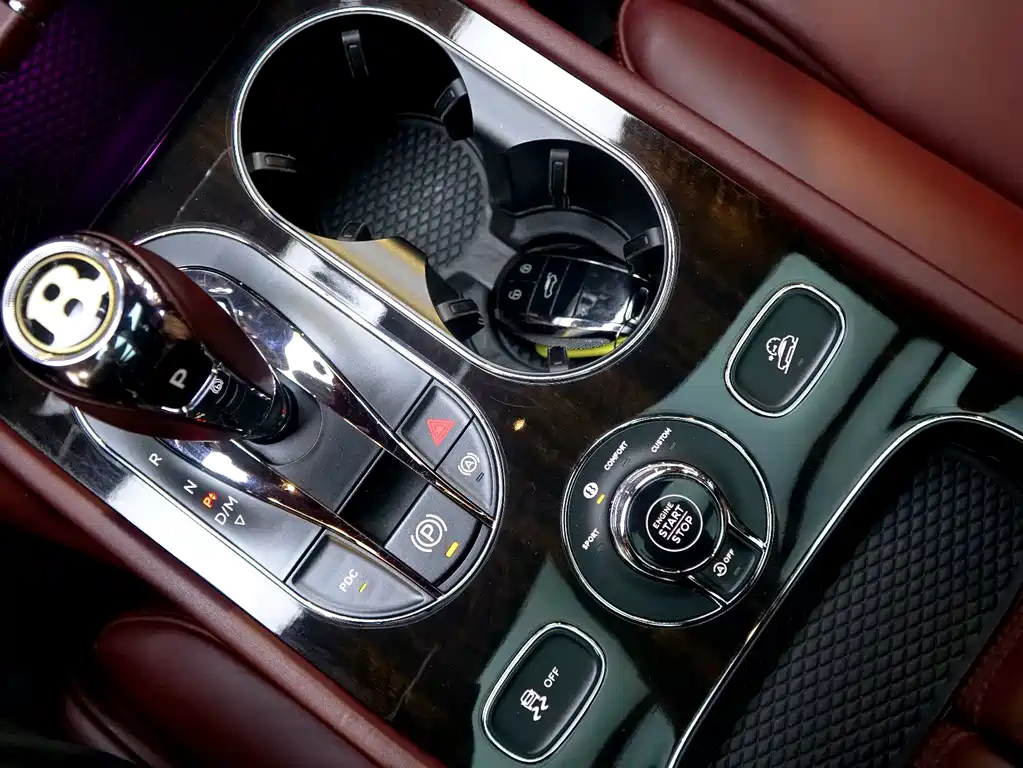 Bentley Bentayga 2019 — фото 19