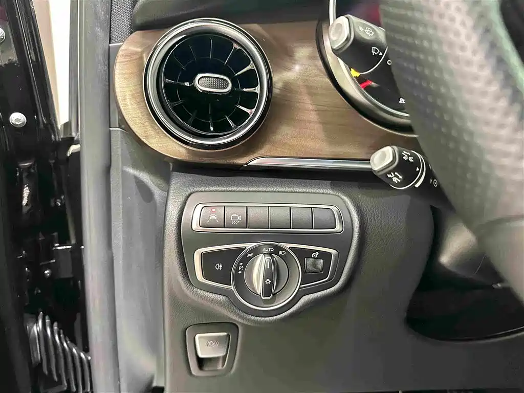 Mercedes-Benz V-Class 2021 — фото 16