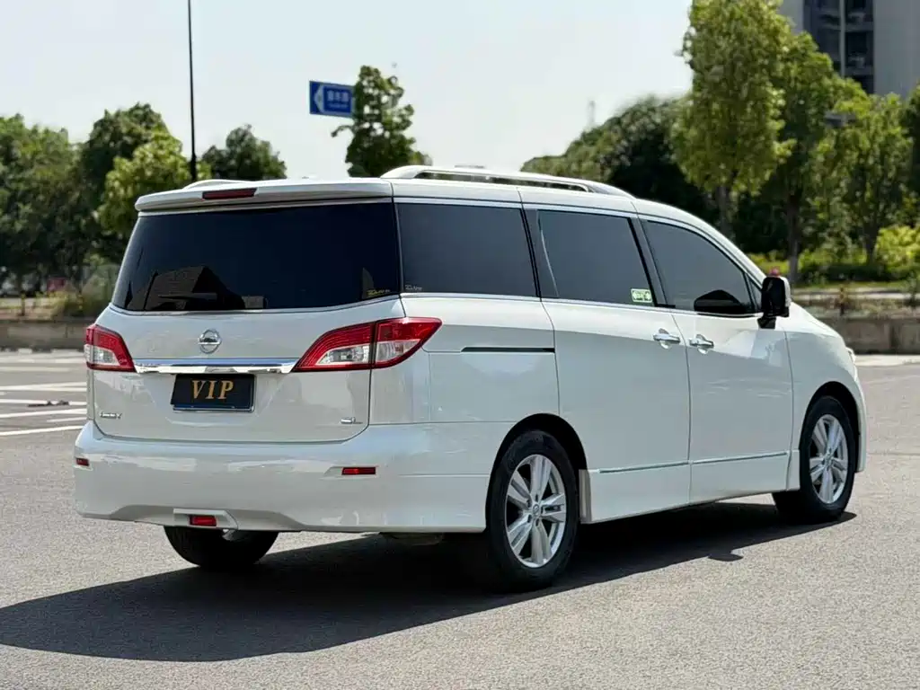 Nissan Quest 2018 — фото 10