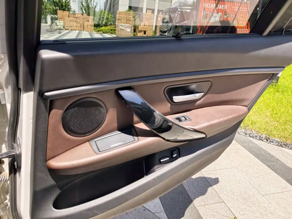BMW 3 Series 2019 — фото 17
