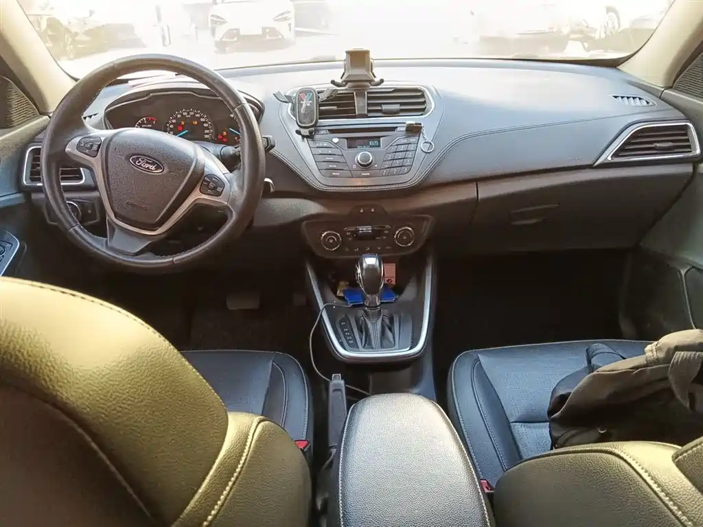 Ford Escort 2017 — фото 13