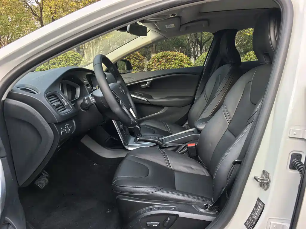 Volvo V40 2017 — фото 10