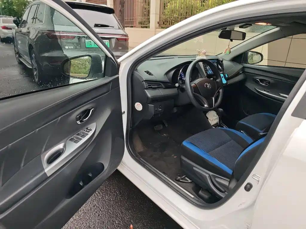 Toyota Yaris L 2017 — фото 12
