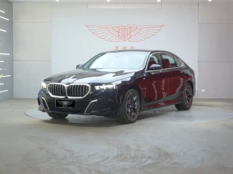 BMW 5 Series 2025 — фото 1