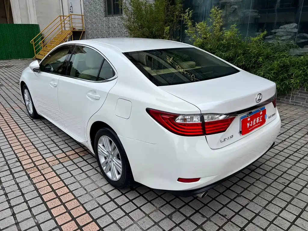 Lexus ES 2014 — фото 22