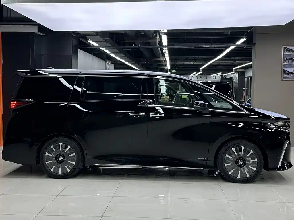 Toyota Alphard — фото 12