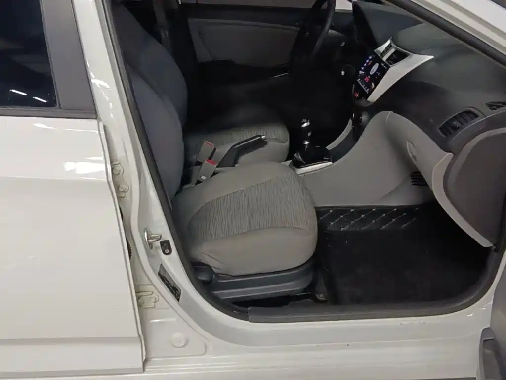 Hyundai Verna 2015 — фото 25