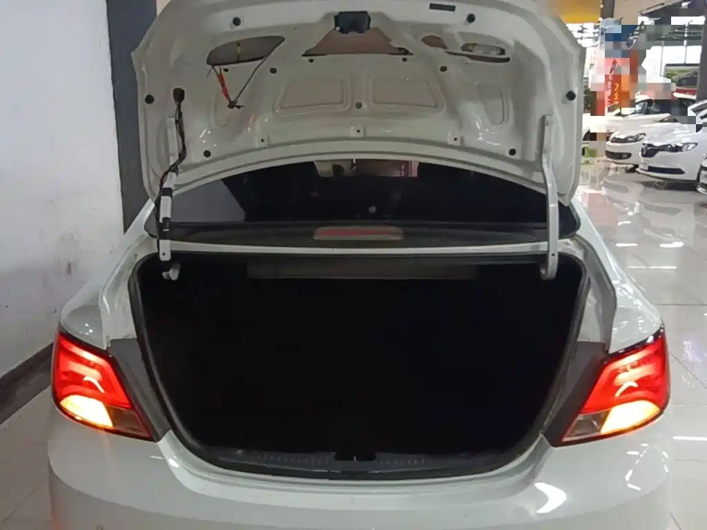 Hyundai Verna 2015 — фото 19