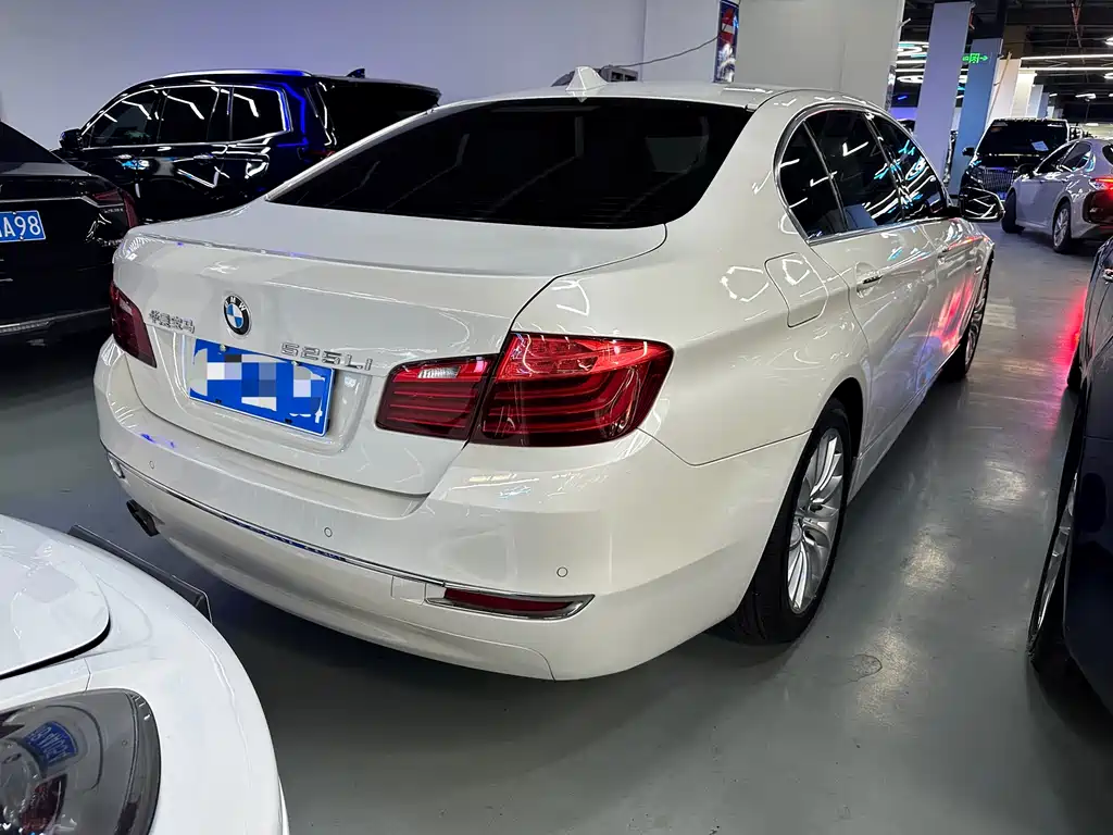 BMW 5 Series 2015 — фото 13