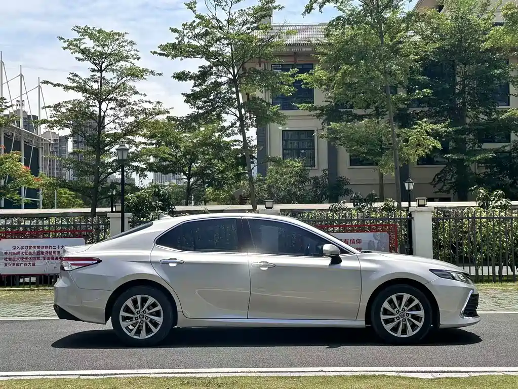 Toyota Camry 2021 — фото 8