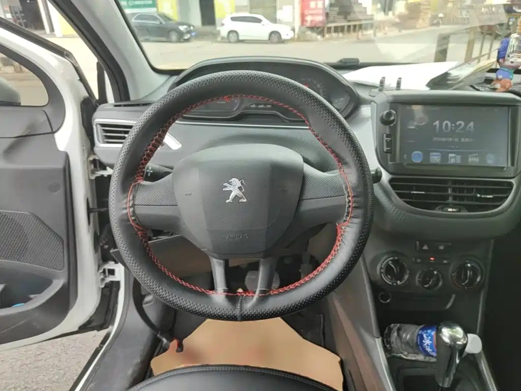 Peugeot 2008 2015 — фото 11