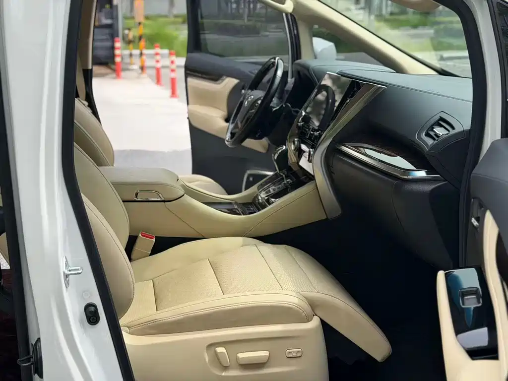 Toyota Alphard 2022 — фото 12