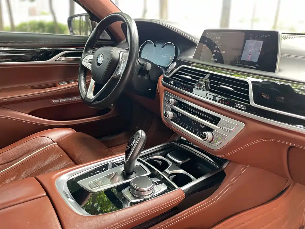 BMW 7 Series 2018 — фото 10